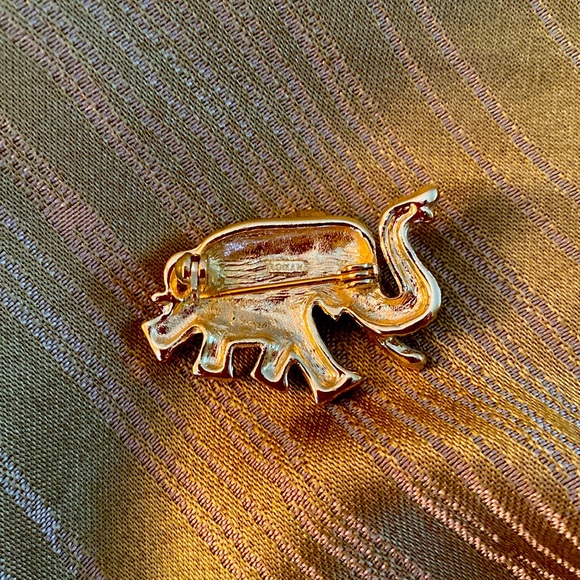 Sparkly Elephant Brooch with Pave Rhinestones in Goldtone Metal by ROMAN - Picture 3 of 8